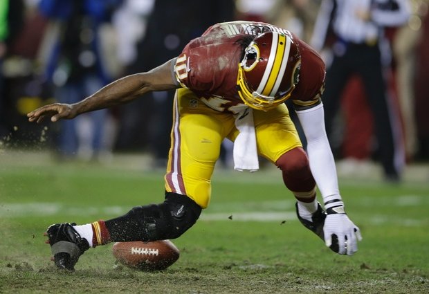 El momento en que Robert Griffin III pierde el balón, se le traba la pierna y se termina por lesionar. Momento clave de la derrota de los Redskins ante los Seahawks.