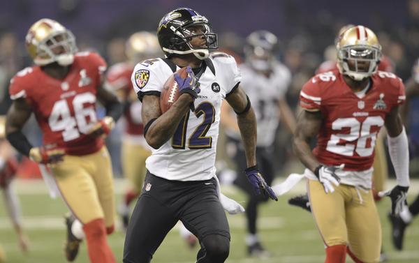 Jacoby Jones corre sin marca rumbo al touchdown para hacer historia: 108 yardas, la jugada más larga en la historia de un Super Bowl.