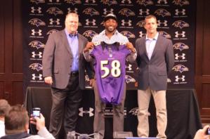 Ante el retiro de Ray Lewis, Elvis Dumervil llega desde Denver para reforzar el cuadro de apoyadores de los actuales campeones Ravens.