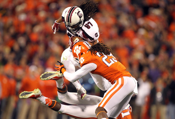 Clemson (naranja) ha tenido una gran temporada y quiere cerrarla derrotando a los archirrivales "Gamecocks".