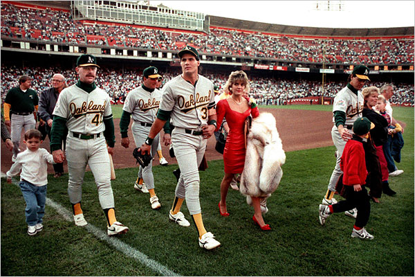 Jugadores de los Athletics juntos a sus familiares tras el terremoto de la Bahía que afectó las Series Mundiales entre San Francisco y Oakland. El partido 3 fue suspendido.