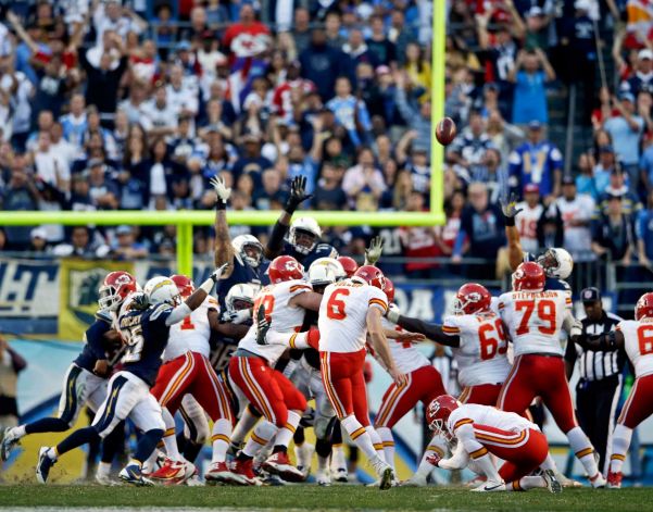 El pateador Ryan Succop (6) falla el gol de campo que hubiera eliminado a los Chargers y entregado los boletos a los Steelers. El intento debió repetirse pero los árbitros cometieron un grave error.