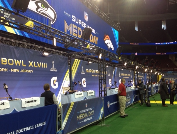 Los podios donde se sientan los jugadores que están en un segundo orden de importancia.