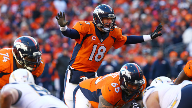 Peyton Manning confundiendo a la defensa de los Chargers en el duelo de la ronda divisional (Foto Getty Images)