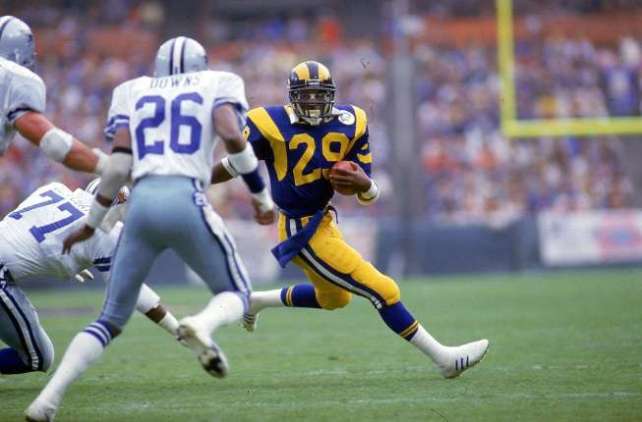 Eric Dickerson. Todavía mantiene el récord de yardas terrestres en una temporada: 2.105, conseguidas en 1984.