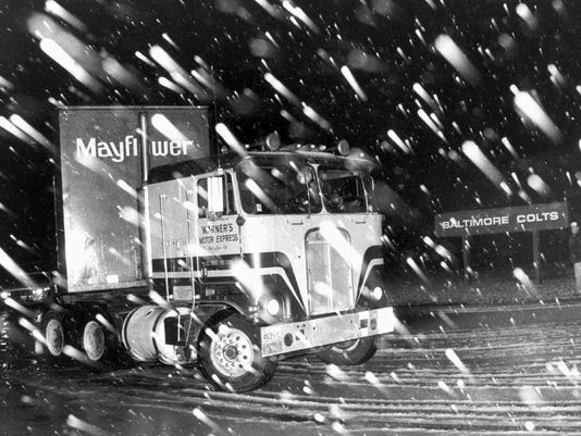 Quince camiones de la empresa Mayflower se llevaron todas las cosas desde las dependencias de los Colts en Baltimore para trasladarlas a Indianápolis. Fue a oscuras, en secreto, durante la madrugada del 29 de marzo de 1984.