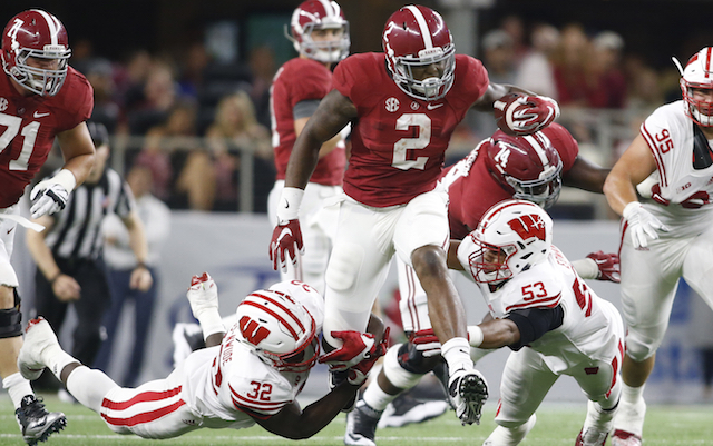 Derrick Henry, RB de Alabama, fue nombrado como el jugador más destacado de la temporada 2015 de la NCAA.