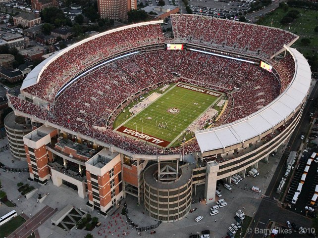 El Estadio Bryant–Denny, en Tuscaloosa, es la casa de los "Crimson Tide". Recibe 100 mil espectadores en cada partido de Alabama.