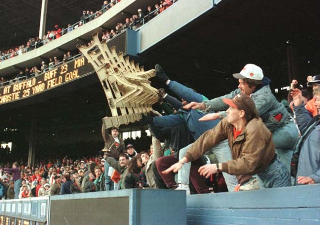 Ultimo partido de los Browns en Cleveland, en la temporada de 1995. Furiosos hinchas rompieron y quemaron los asientos del viejo Estadio Municipal.