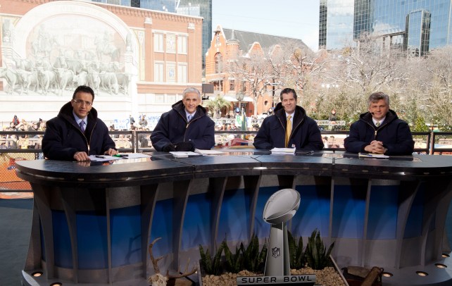 La cobertura de ESPN Deportes en el Super Bowl XVL en Dallas. A la izquierda aparece Ciro Procuna, luego Raúl Allegre, Alvaro Martin y John Sutcliffe.