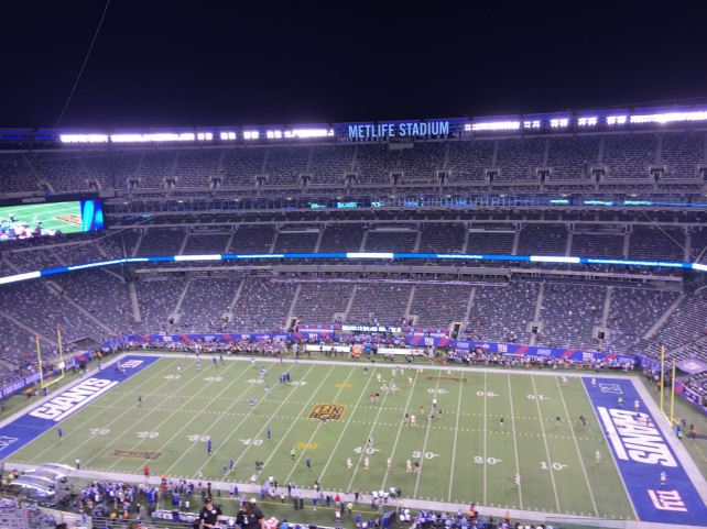 Pocos minutos de comenzar el partidos, las gradas lucen vacías. La gente espera comiendo afuera o en los pasillos interiores.