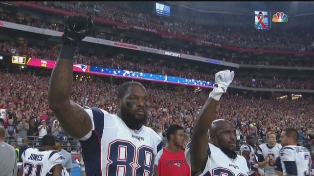 Martellus Bennett y safety Devin McCourty de los Patriots se manifiestan con el saludo de las "Panteras Negras".